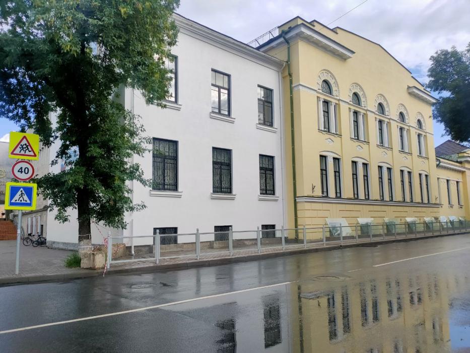У Поганкиных палат в Пскове установили хрустальный забор