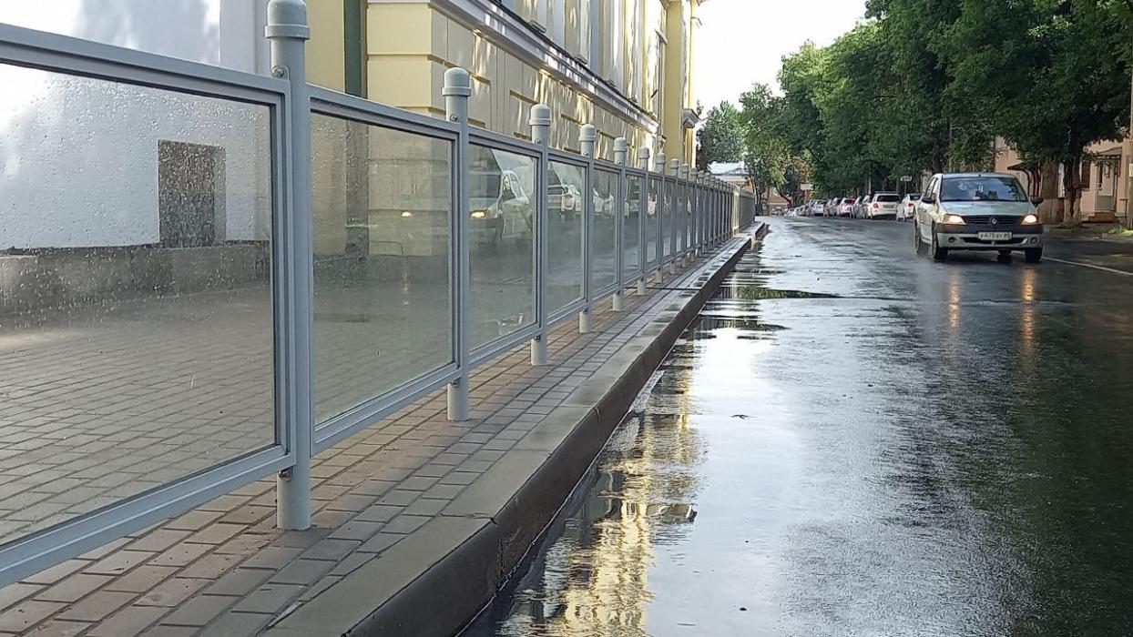 У Поганкиных палат в Пскове установили хрустальный забор