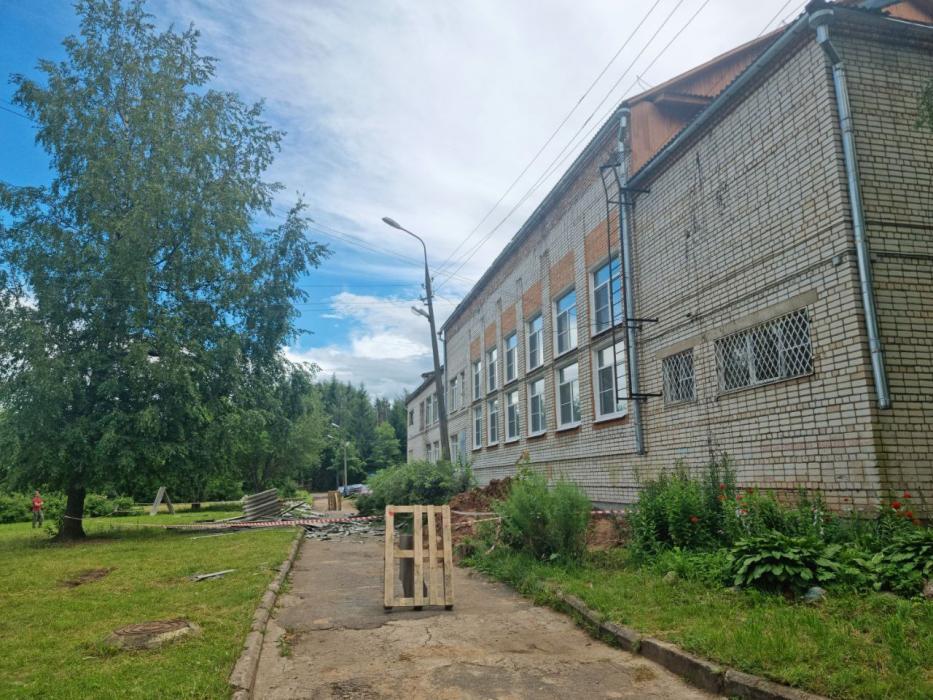 Вера Емельянова оценила ход капремонта в Переслегинской гимназии 