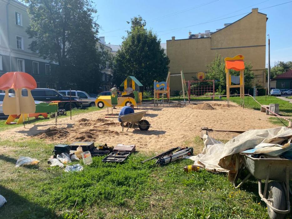 ФОТОФАКТ В Пскове на улице Пушкина устанавливают детскую площадку