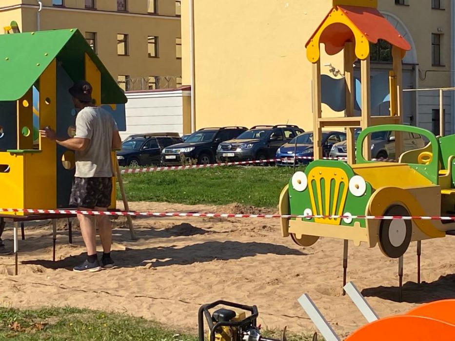 ФОТОФАКТ В Пскове на улице Пушкина устанавливают детскую площадку