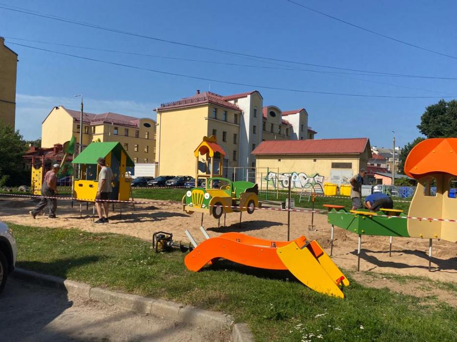 ФОТОФАКТ В Пскове на улице Пушкина устанавливают детскую площадку