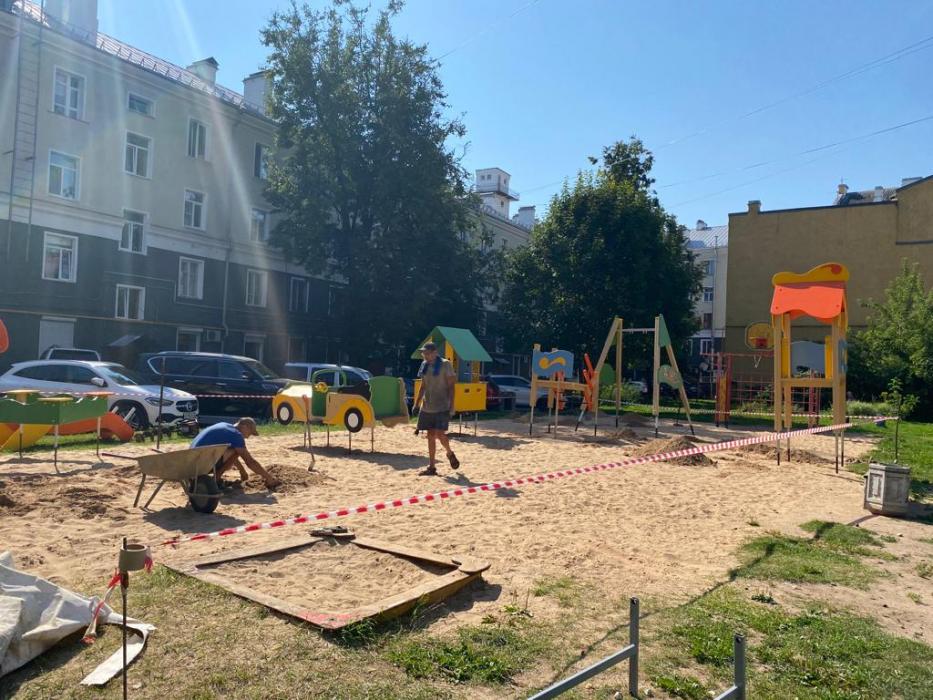 ФОТОФАКТ В Пскове на улице Пушкина устанавливают детскую площадку