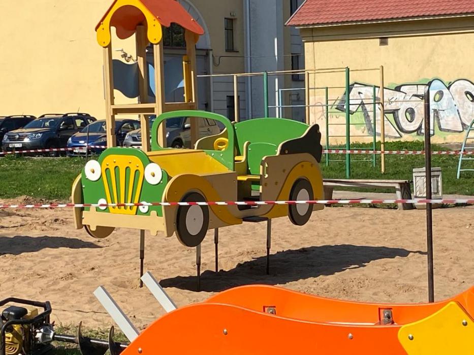 ФОТОФАКТ В Пскове на улице Пушкина устанавливают детскую площадку