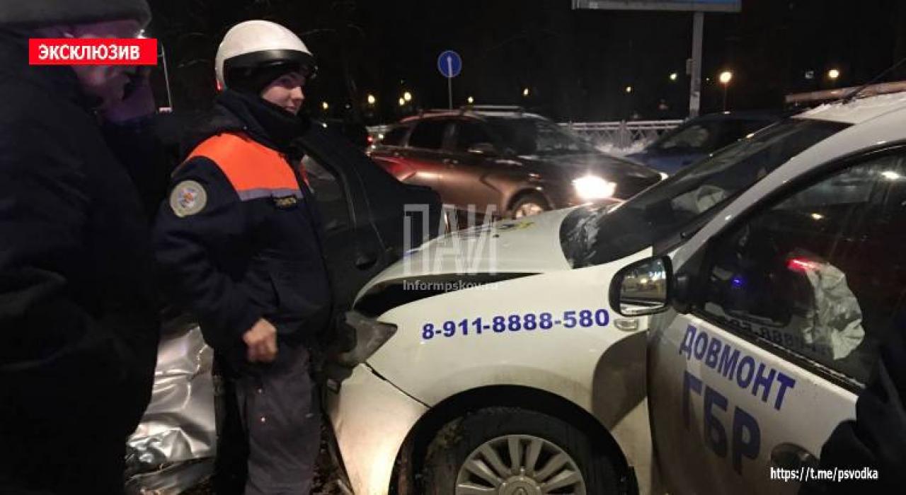 Водитель госпитализирован в результате ДТП в Пскове 
