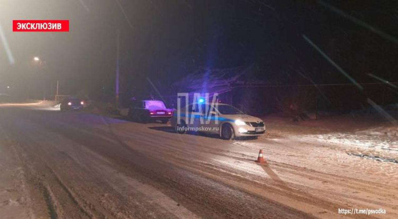 Пешеход угодила под колеса автомобиля в Порхове 