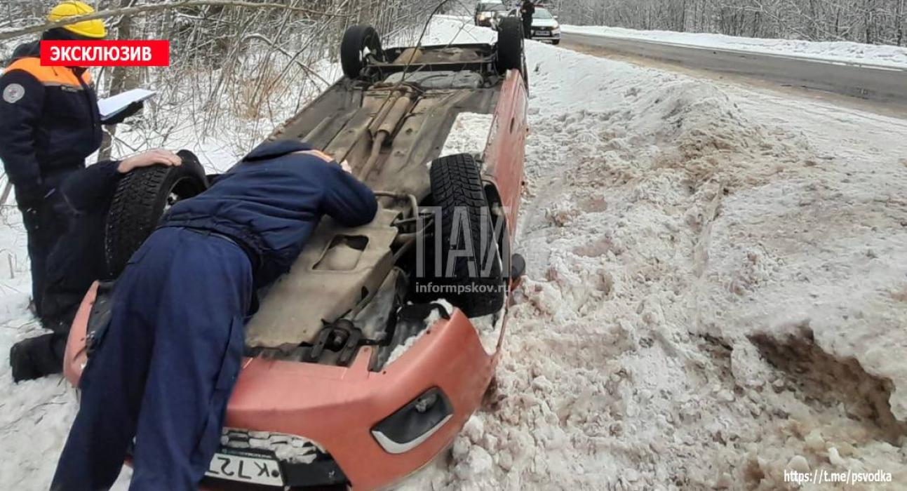 Водитель улетел в кювет на трассе Псков - Гдов