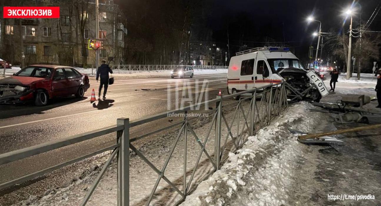 Спасатели попали в ДТП, следуя на происшествие с пострадавшими 