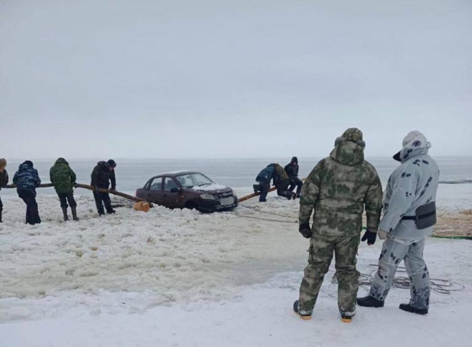 Искупавшиеся машины на Псковском озере