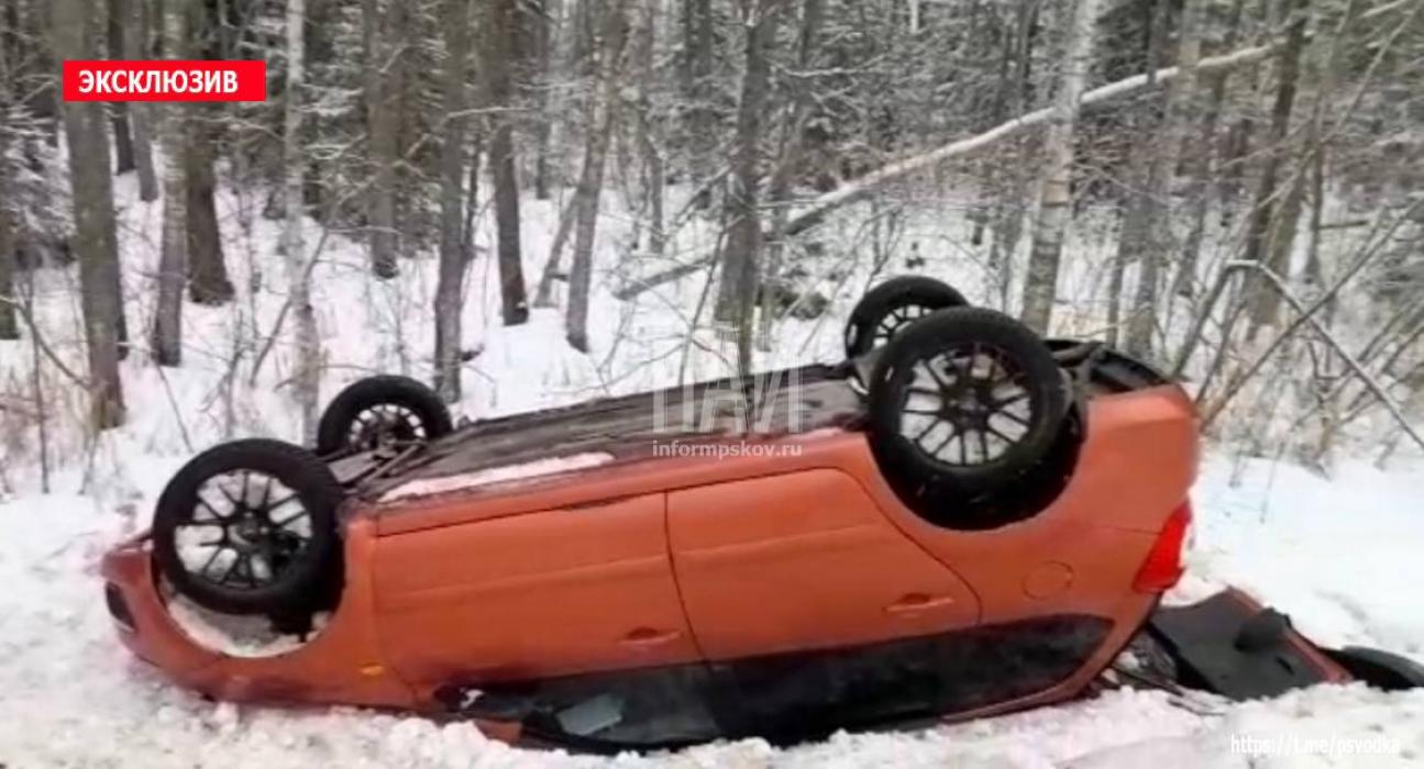 Водитель улетел в кювет на трассе Псков - Гдов