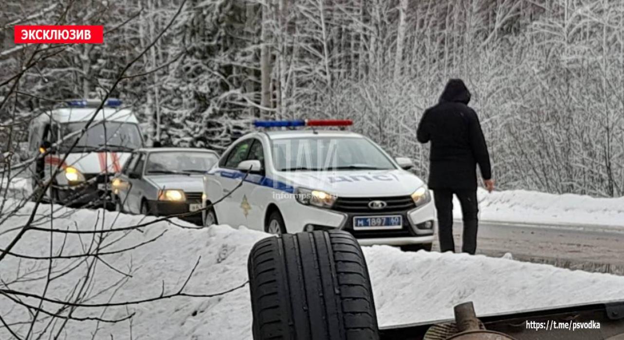 Водитель улетел в кювет на трассе Псков - Гдов