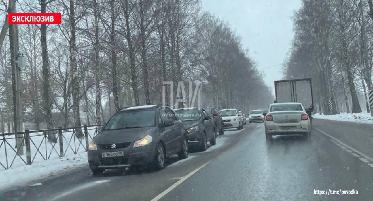 4 автомобиля столкнулись в Псковском районе в деревне Уграда