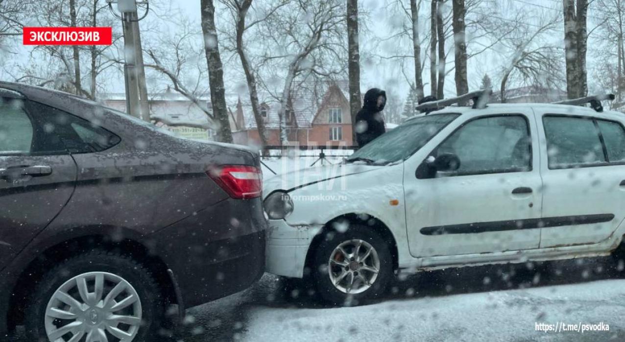 4 автомобиля столкнулись в Псковском районе в деревне Уграда