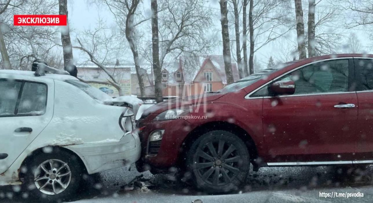 4 автомобиля столкнулись в Псковском районе в деревне Уграда