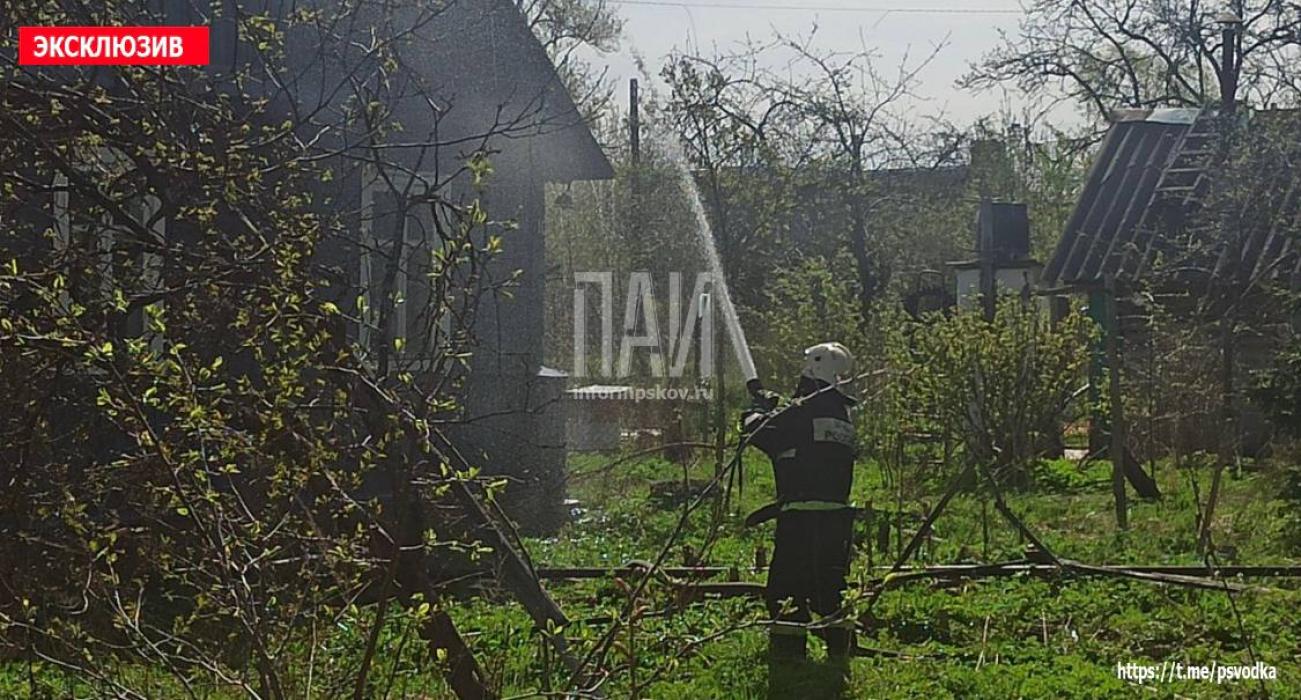 Жилой дом загорелся в Дно