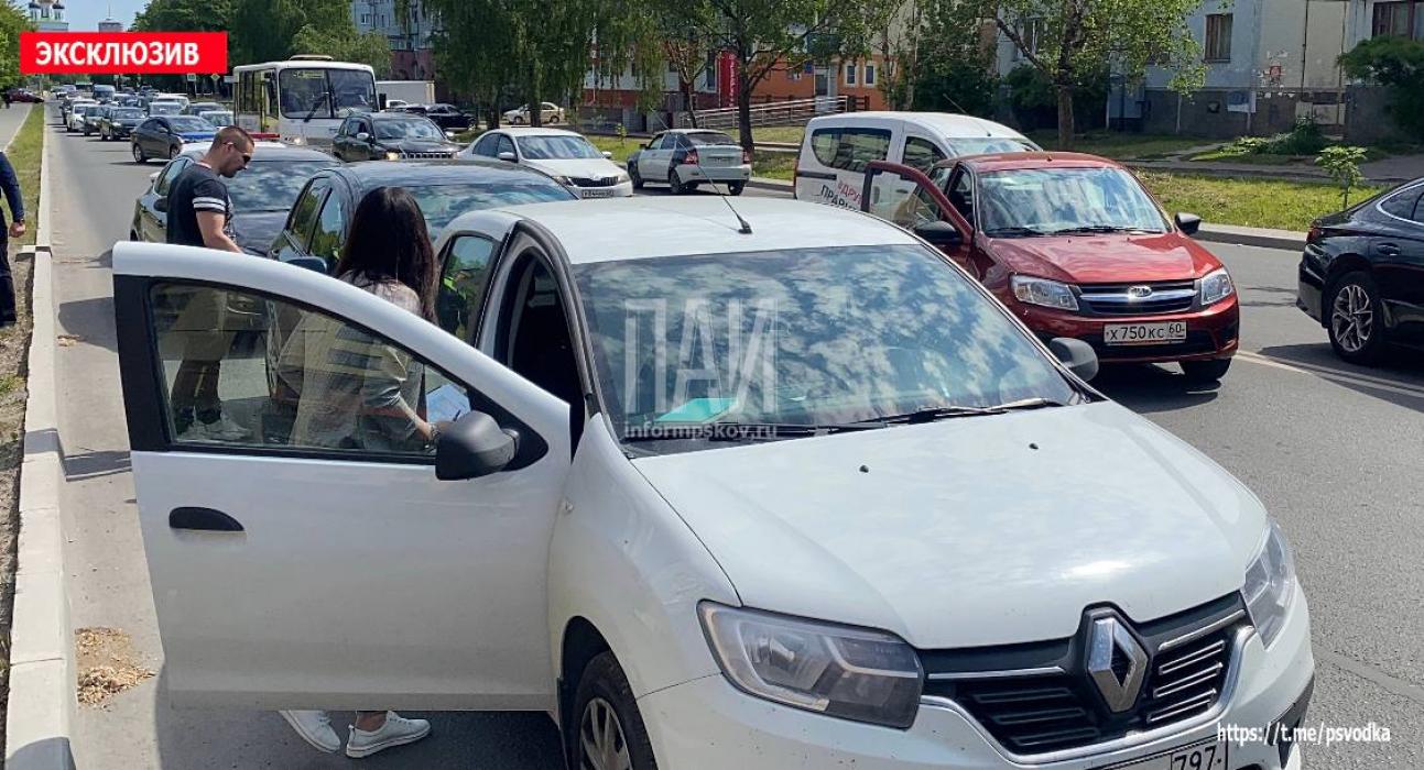 Пьяный водитель учинил массовое ДТП на Завеличье