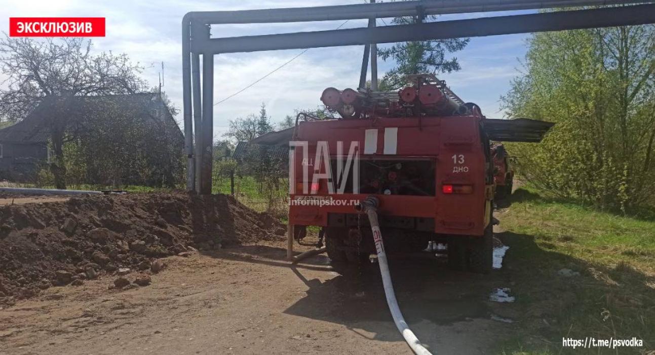 Жилой дом загорелся в Дно