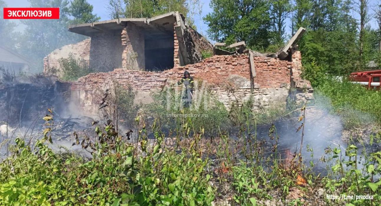 Возгорание мусора произошло у заброшенного склада в городе Дно 