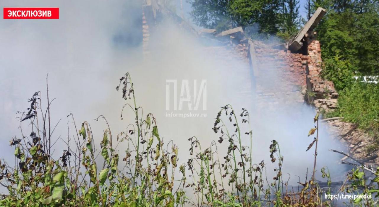 Возгорание мусора произошло у заброшенного склада в городе Дно 