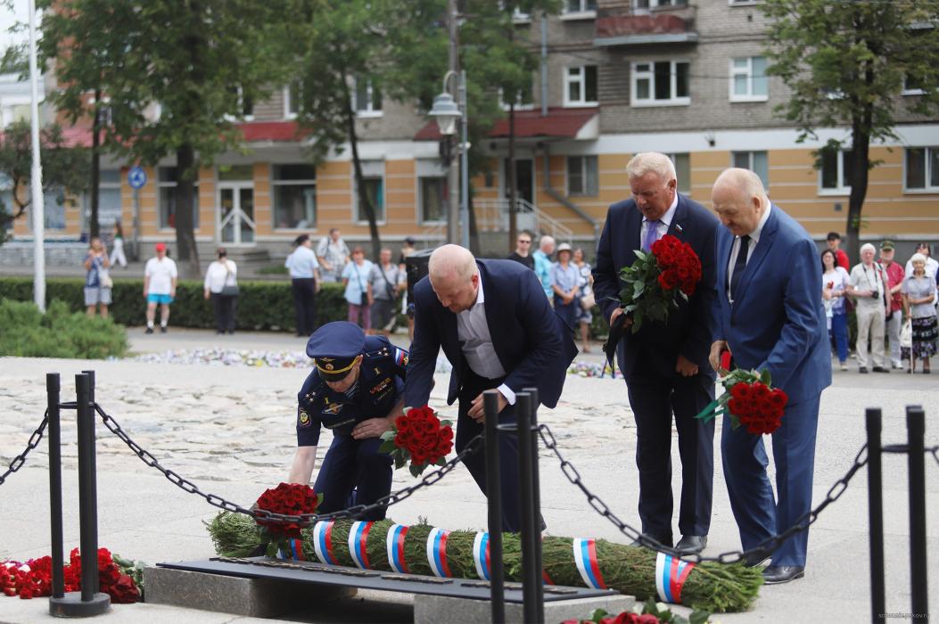 Торжественно-траурный церемониал прошёл в Пскове в День памяти и скорби
