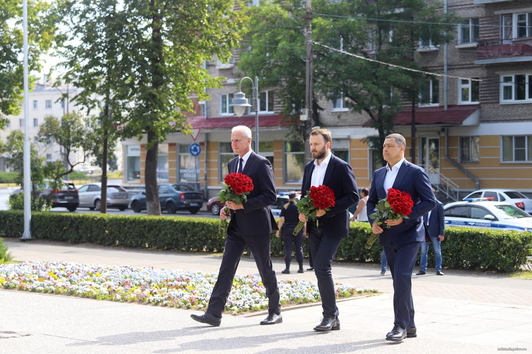 К Могиле Неизвестного солдата возложили цветы помощник президента РФ, губернатор и спикер облсобрания