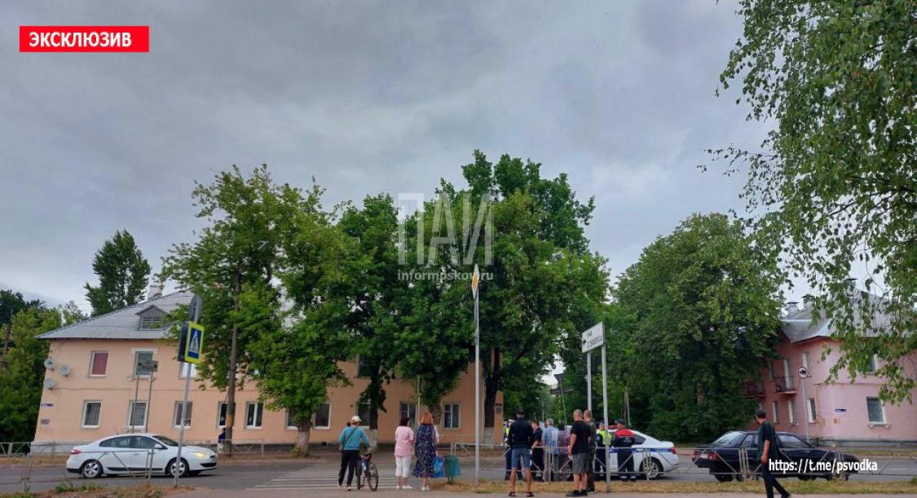 Ребенок на велосипеде столкнулся с автомобилем на пешеходном переходе в Великих Луках 