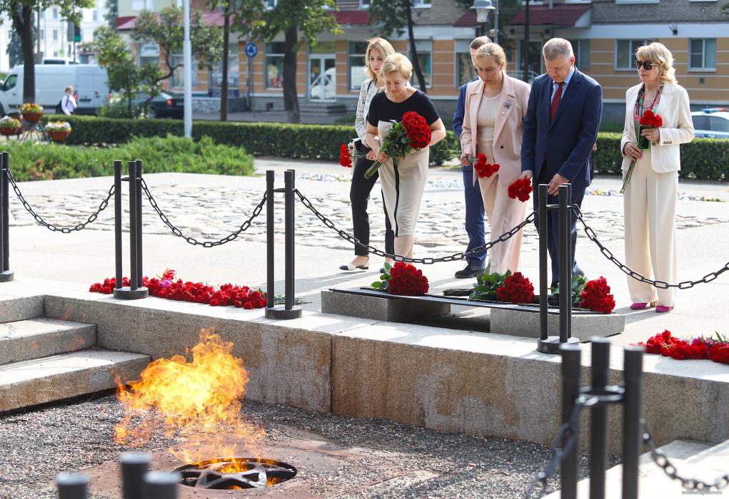 К Могиле Неизвестного солдата возложили цветы помощник президента РФ, губернатор и спикер облсобрания