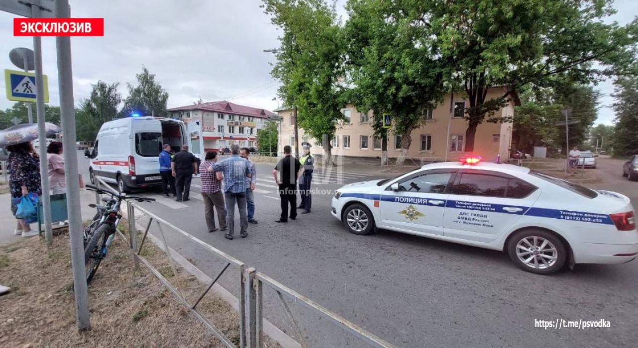 Ребенок на велосипеде столкнулся с автомобилем на пешеходном переходе в Великих Луках 