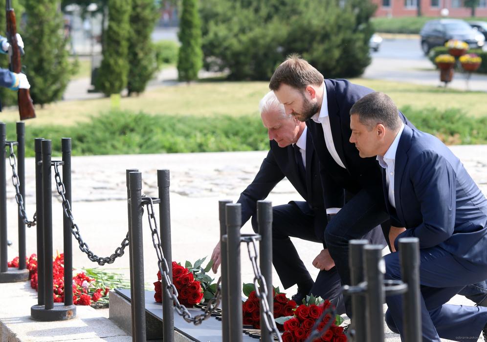 К Могиле Неизвестного солдата возложили цветы помощник президента РФ, губернатор и спикер облсобрания