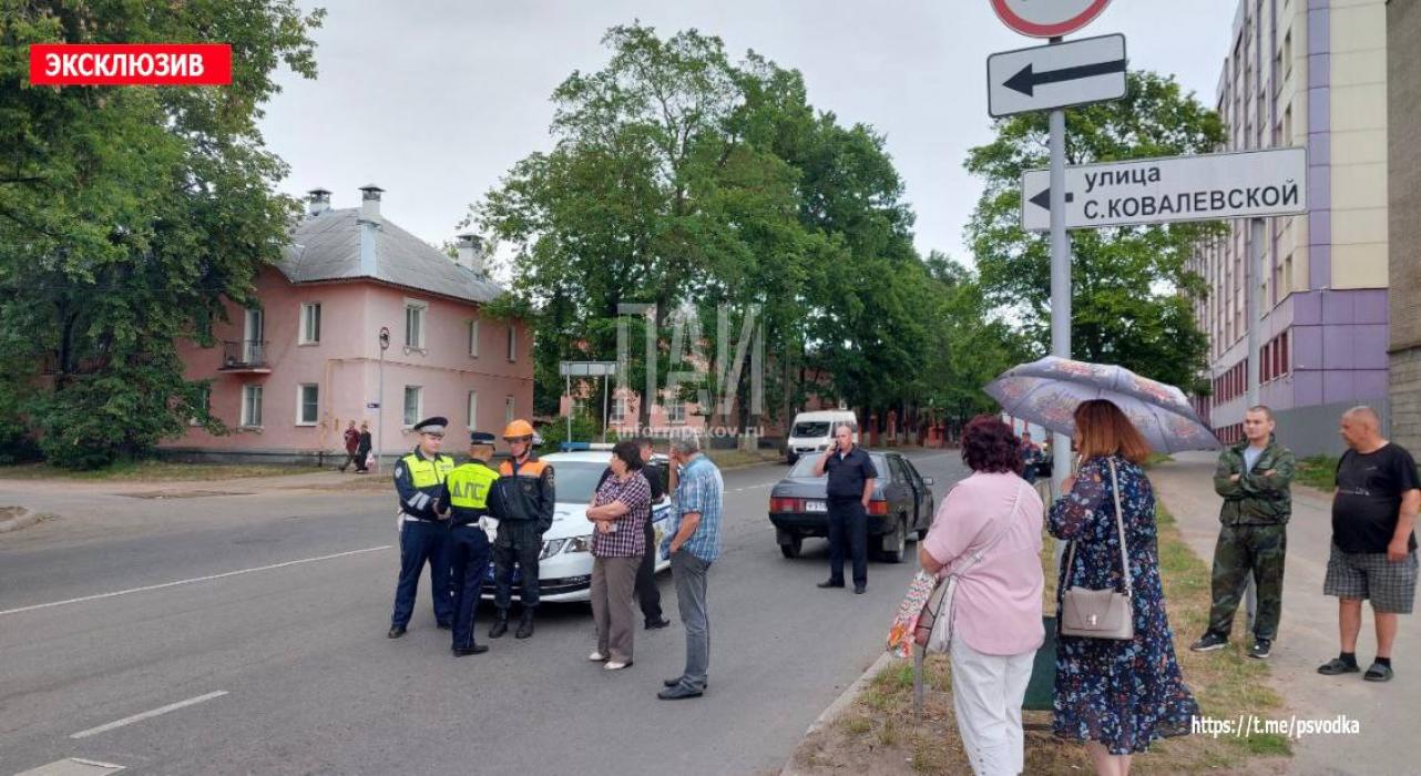 Ребенок на велосипеде столкнулся с автомобилем на пешеходном переходе в Великих Луках 