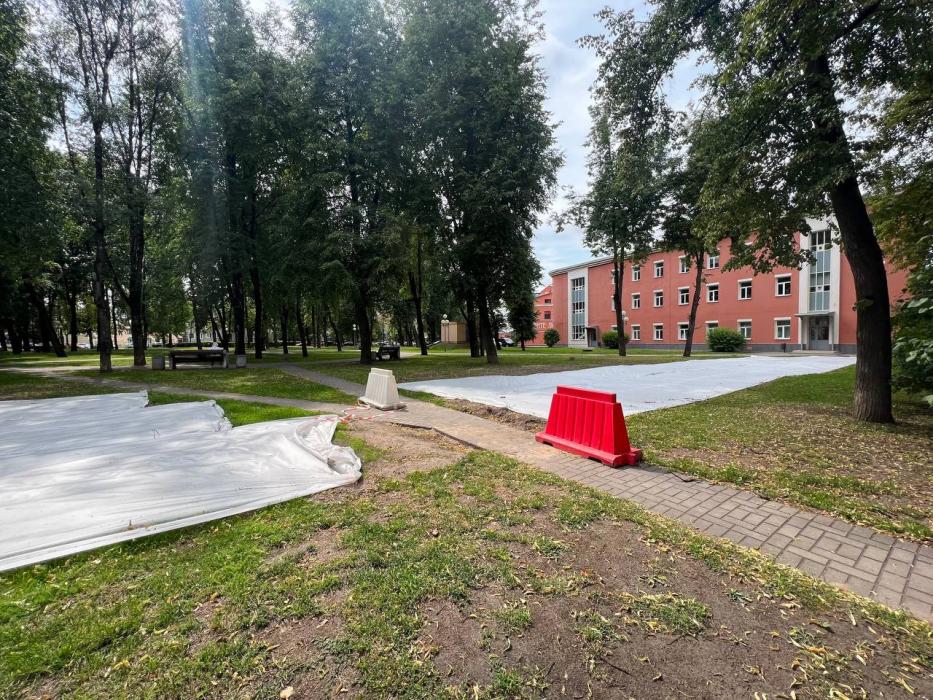 Белые полотна в Кутузовском сквере Пскова