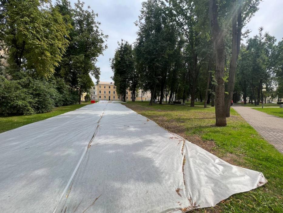 Белые полотна в Кутузовском сквере Пскова