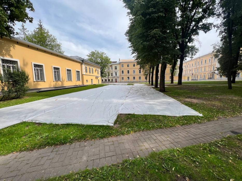 Белые полотна в Кутузовском сквере Пскова