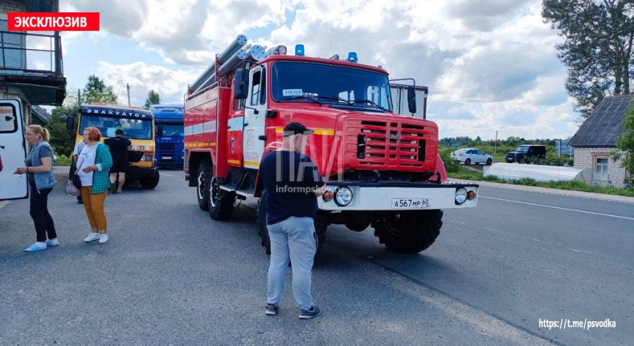 Фура и микроавтобус столкнулись в Пыталовском районе