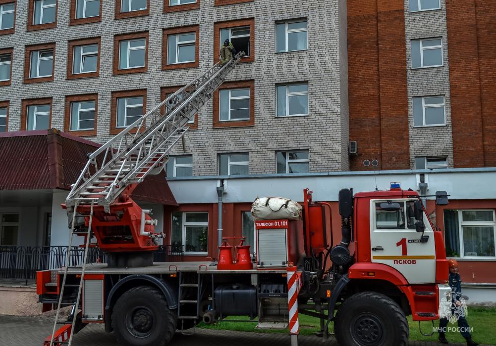 Пожарно-тактическое занятие прошло в детской областной больнице в Пскове