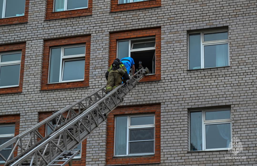 Пожарно-тактическое занятие прошло в детской областной больнице в Пскове