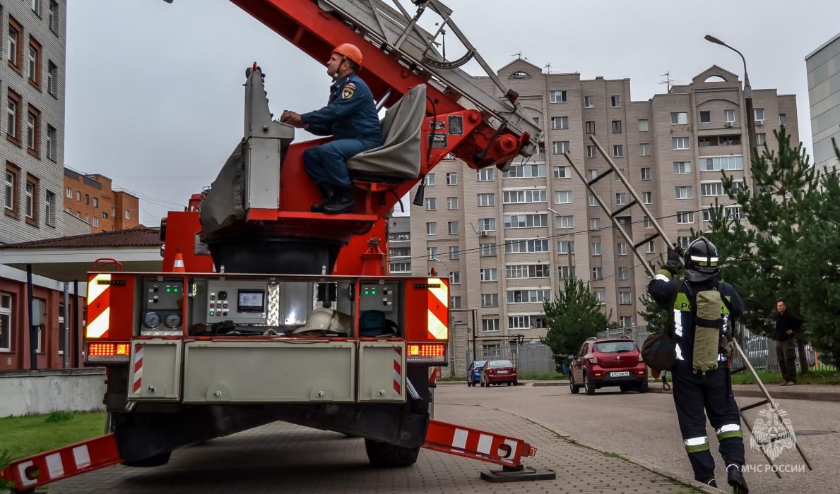 Пожарно-тактическое занятие прошло в детской областной больнице в Пскове