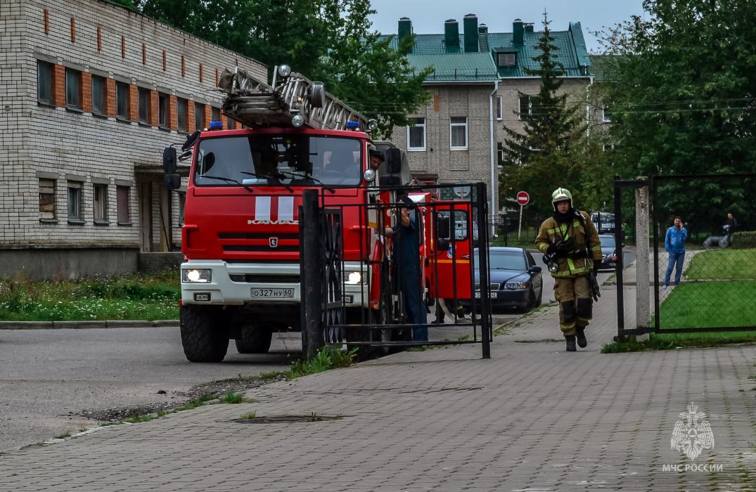 Пожарно-тактическое занятие прошло в детской областной больнице в Пскове