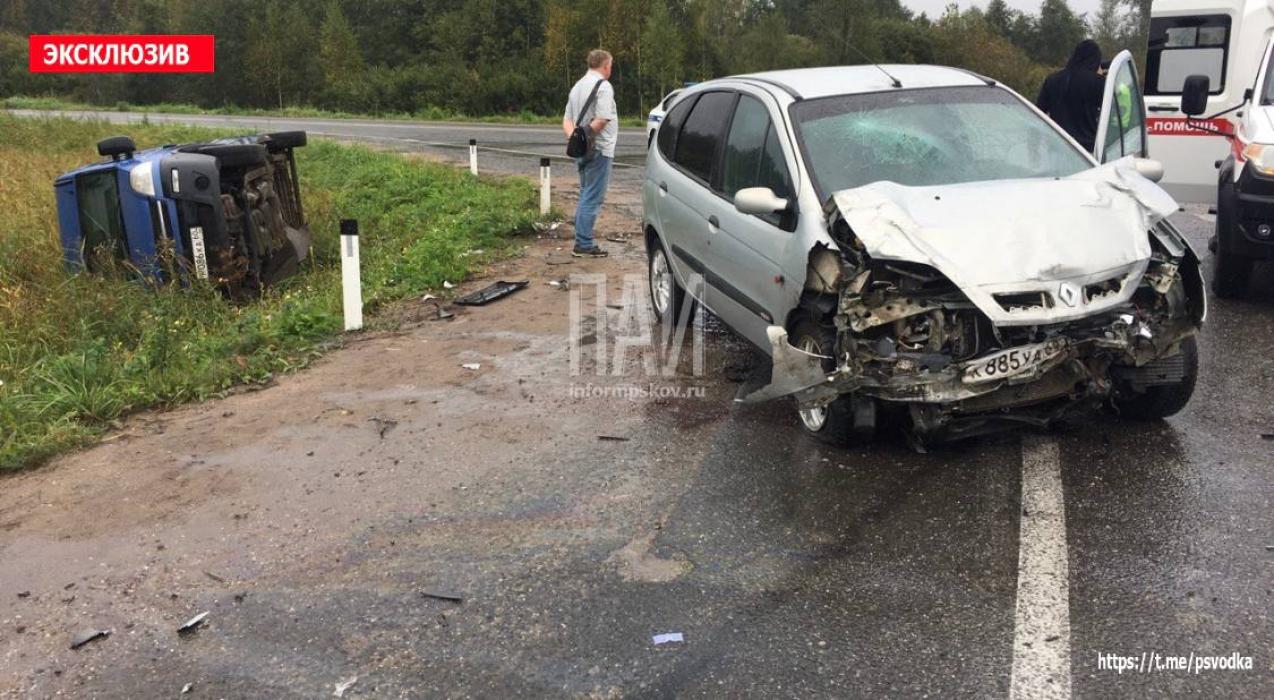 Два человека пострадали в ДТП с участием микроавтобуса в Псковском районе