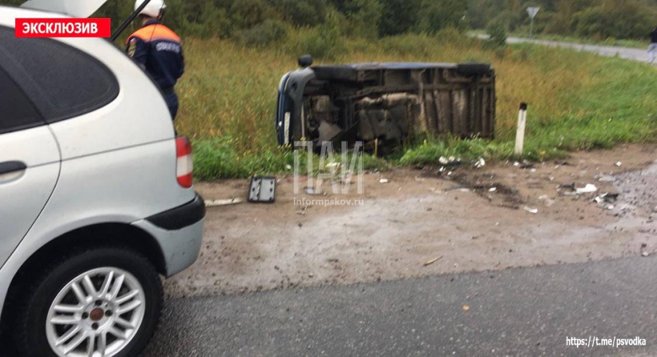 Два человека пострадали в ДТП с участием микроавтобуса в Псковском районе