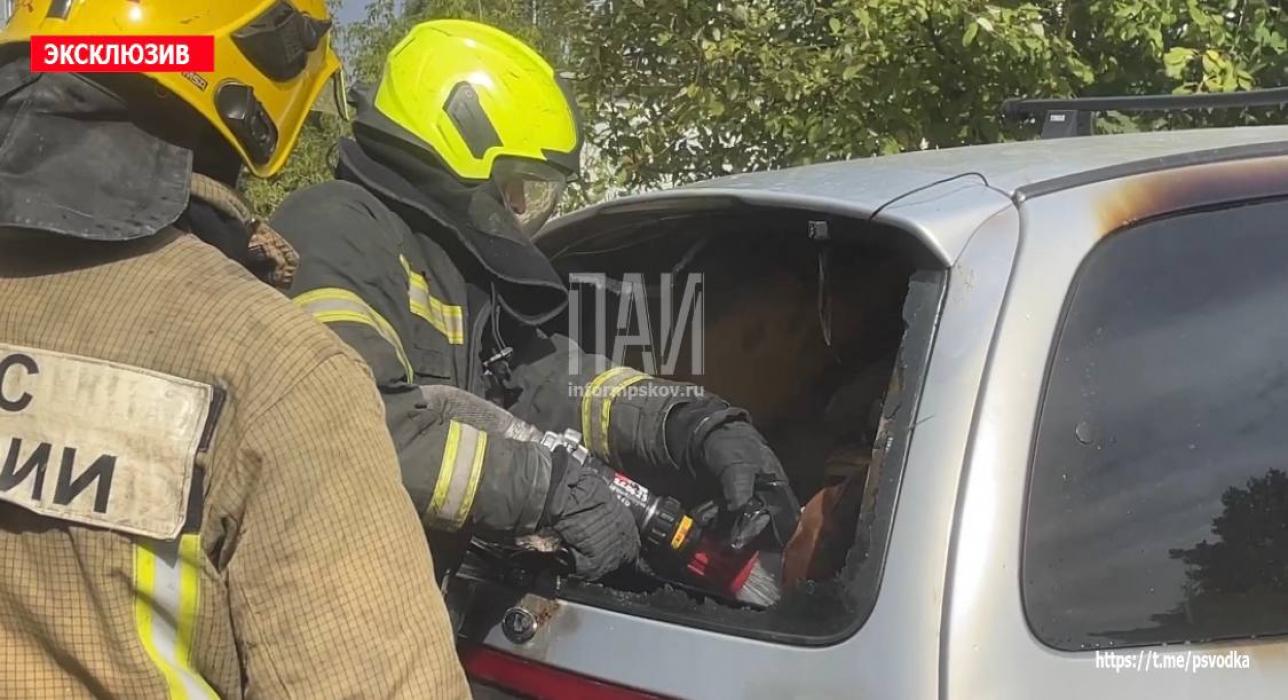 Автомобиль сгорел в Пскове