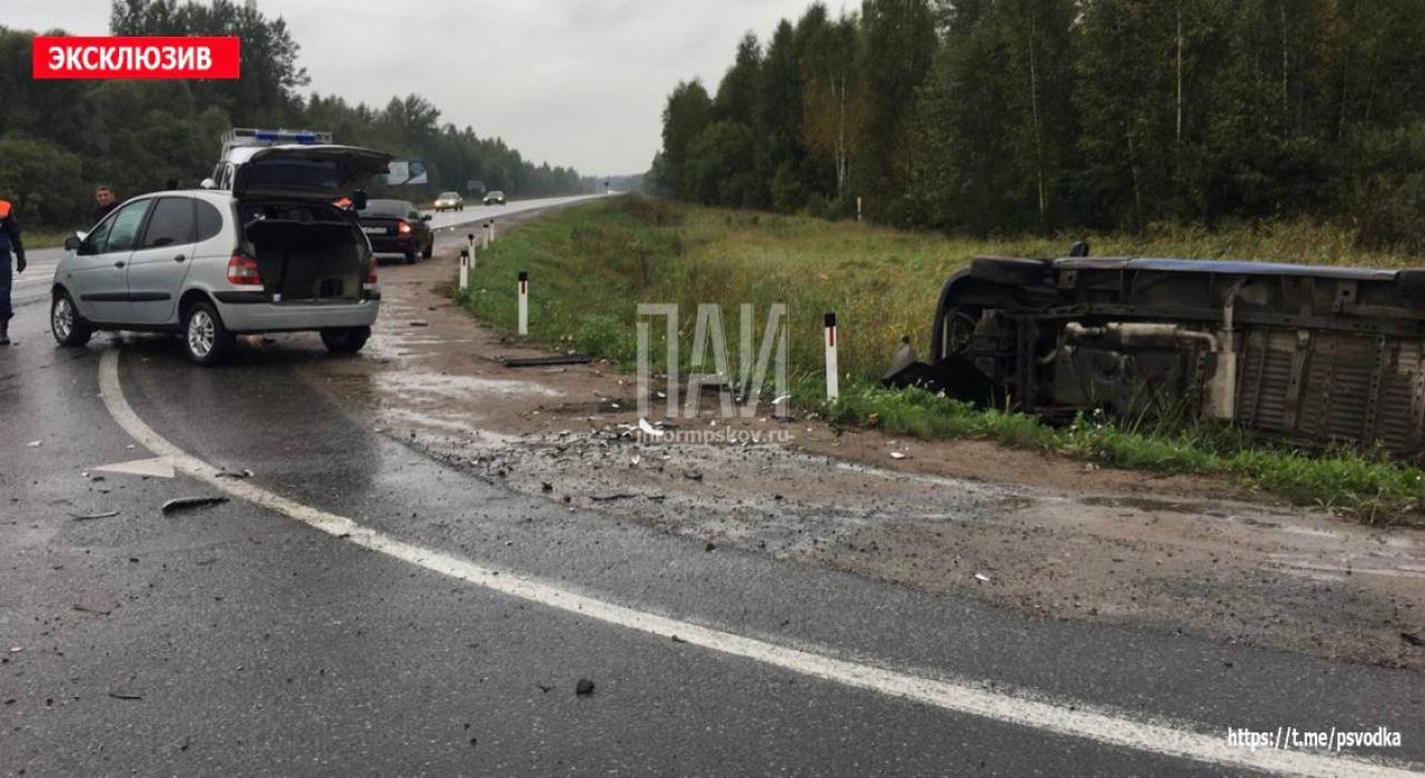 Два человека пострадали в ДТП с участием микроавтобуса в Псковском районе