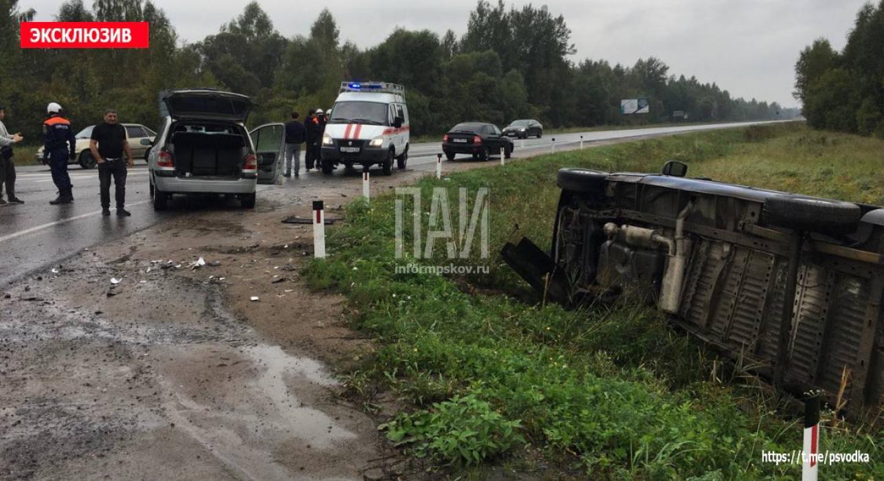 Два человека пострадали в ДТП с участием микроавтобуса в Псковском районе