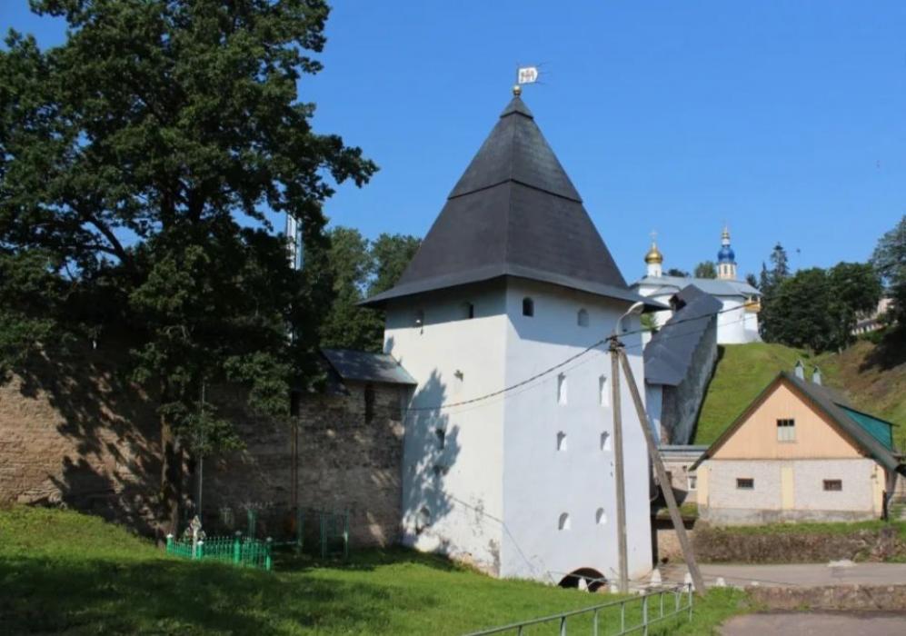 Башню Нижних решеток реставрируют в Псково-Печерском монастыре