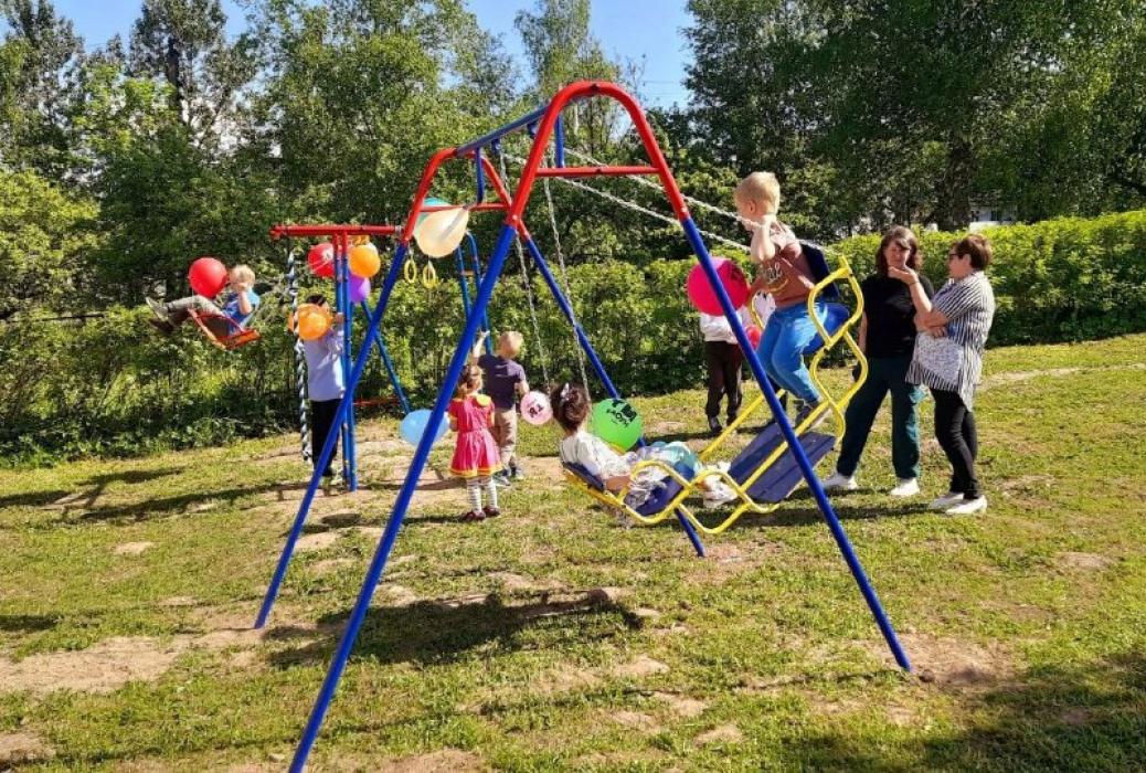 Шесть детских площадок установили в Пушкиногорском районе