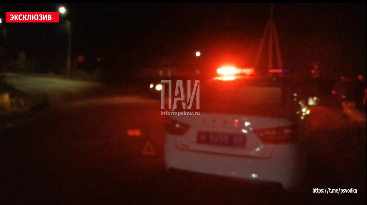 Два автомобиля столкнулись ночью в Новосокольниках