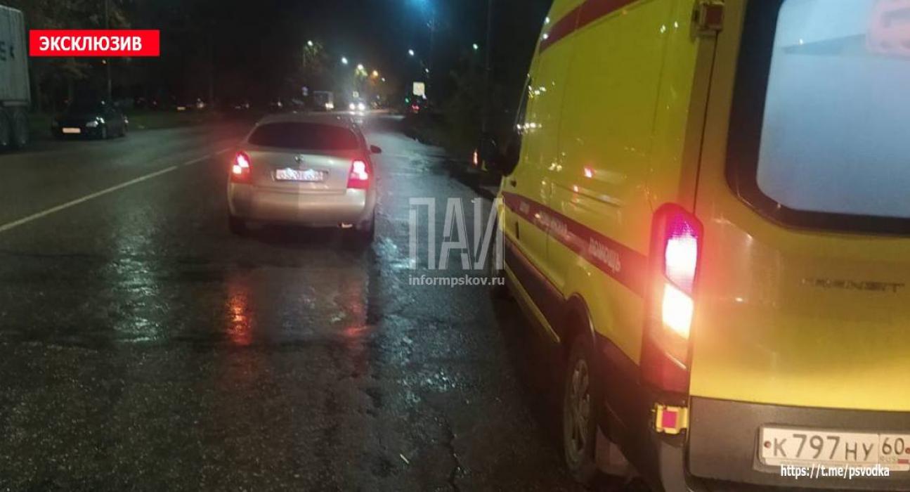 Пешехода в тяжёлом состоянии госпитализировали после наезда автомобиля в Великих Луках