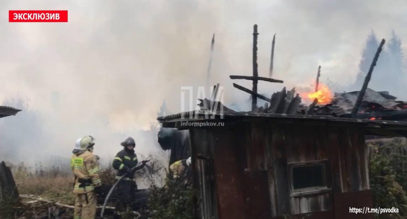 Три постройки сгорели в Палкинском районе