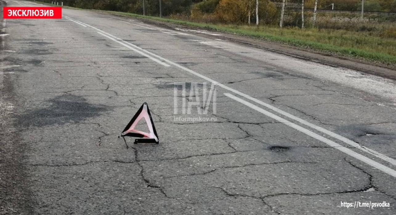 Водитель пострадал в ДТП с трактором в Новосокольническом районе