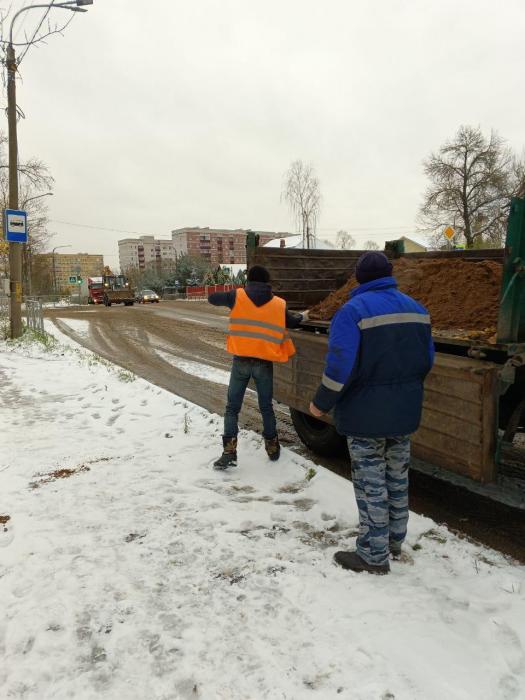 В Великих Луках ликвидируют последствия снегопада